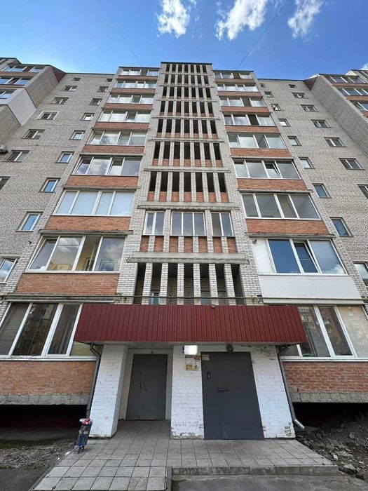 Продам 2 кімнатну великогабаритну квартиру на Кравчука