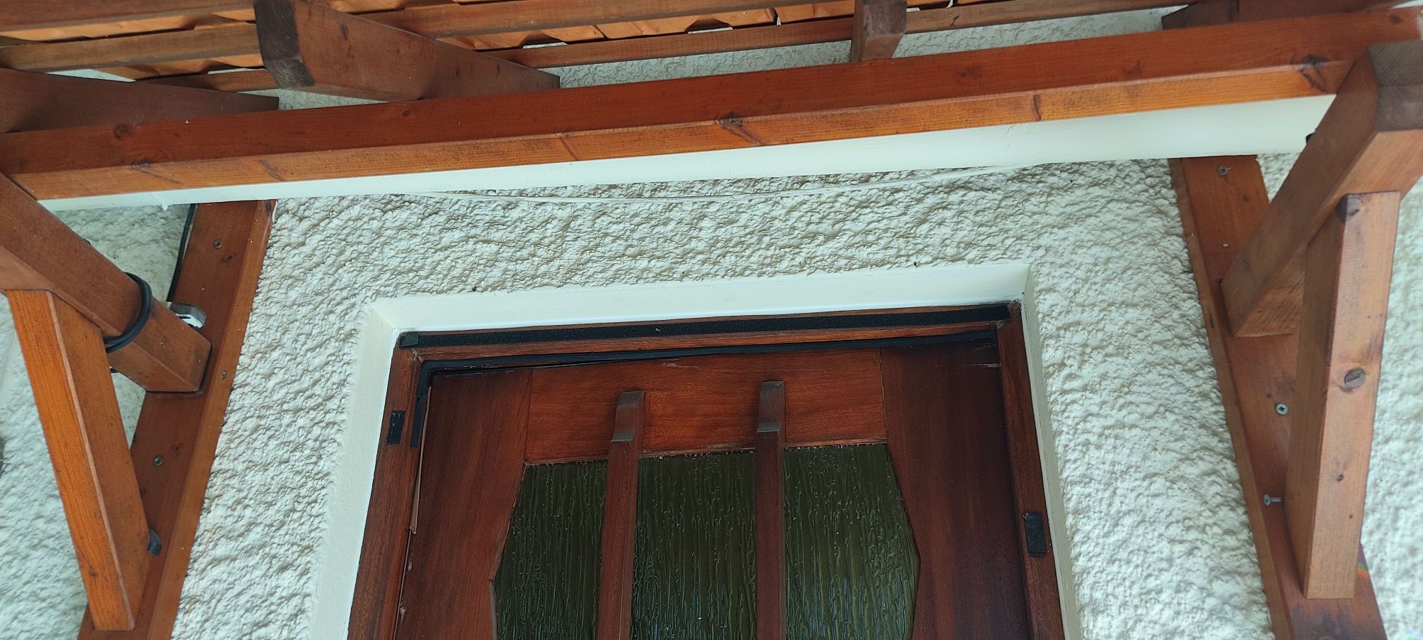 Coberto de madeira com telhas
