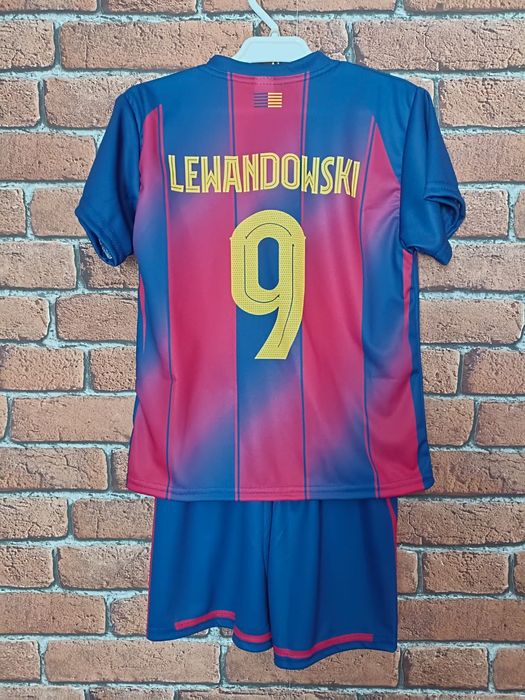 Strój piłkarski dziecięcy z getrami FC Barcelona Lewandowski rozm. 116