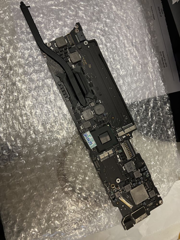 Macbook air 11” de 2012 para pecas ou para reparar junto outra placa