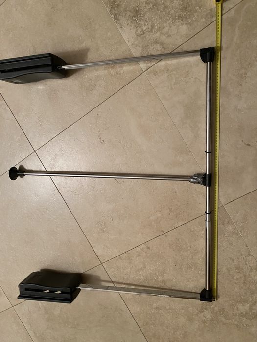 Używany wieszak do szafy z mechanizmem opuszczania drążka