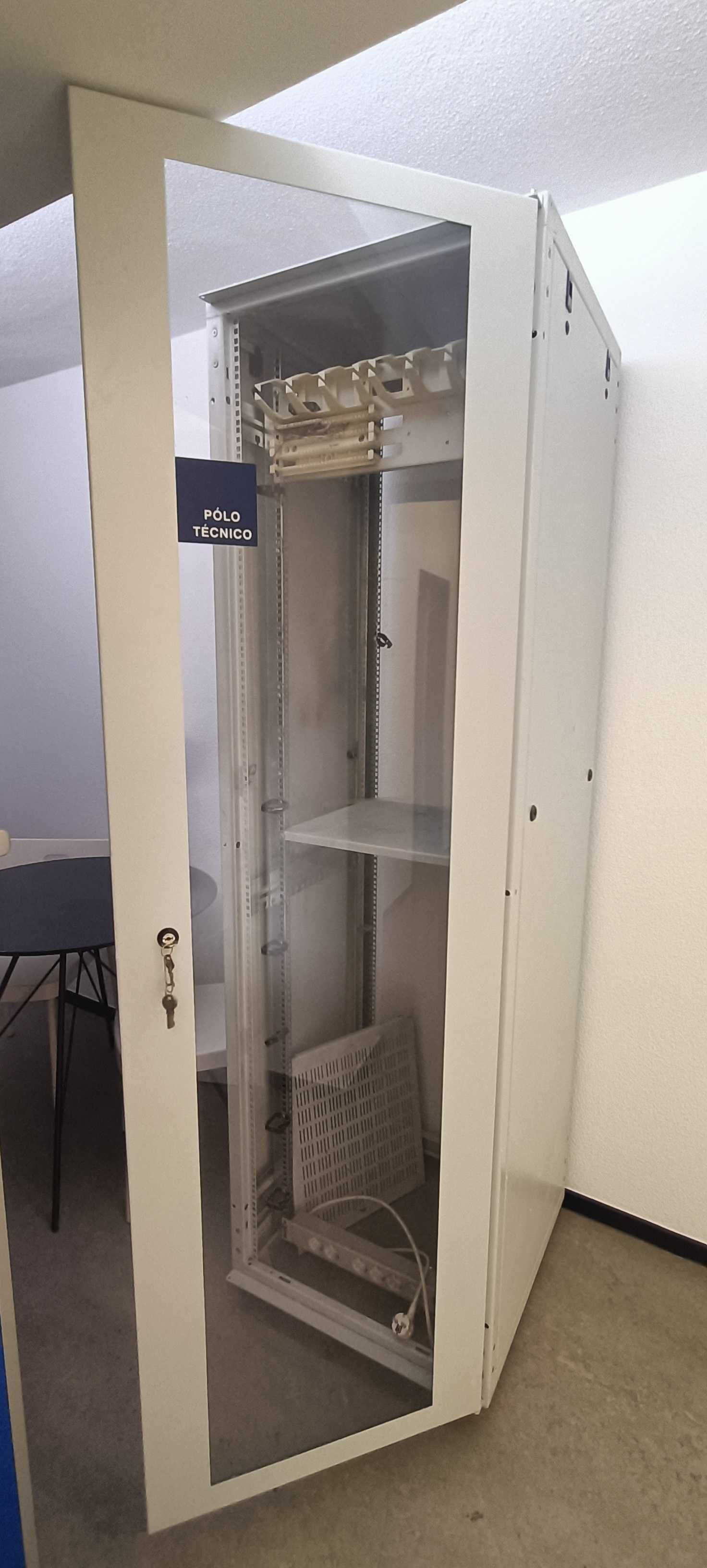 Bastidor informático metálico com portas amovíveis - negociável