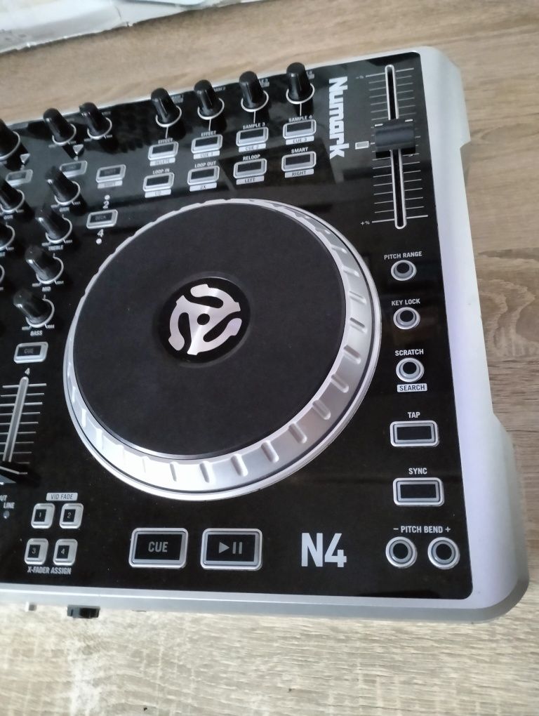 Numark N4 DJ kontroler