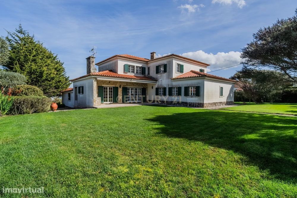 Luxuosa Moradia Isolada com jardim Privado na Venda do Pinheiro