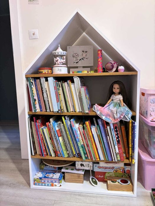 Regał drewniany domek Nomi Bellamy