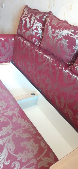 Диван-кровать добротный уютный