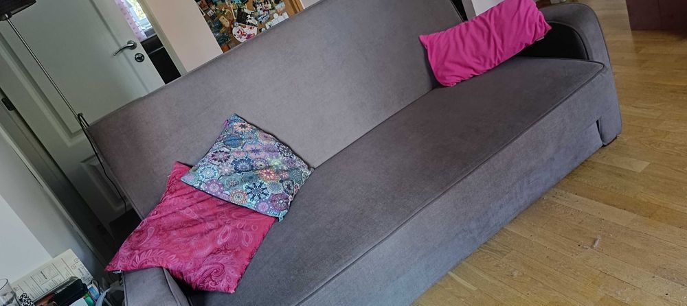 Brązowa sofa rozkładana do spania z dużym pojemnikiem na pościel