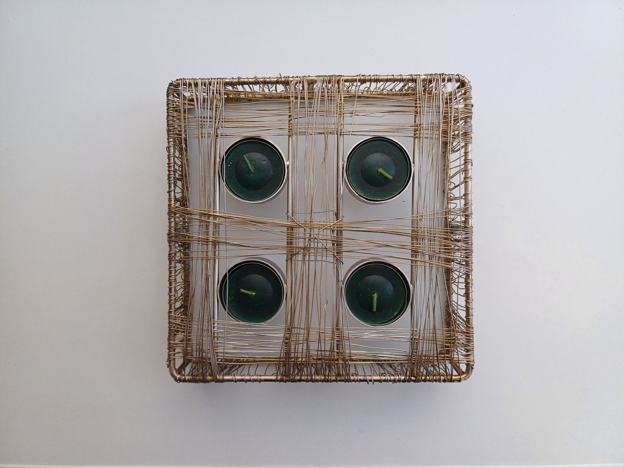 Porta-velas de metal com 4 velas verdes