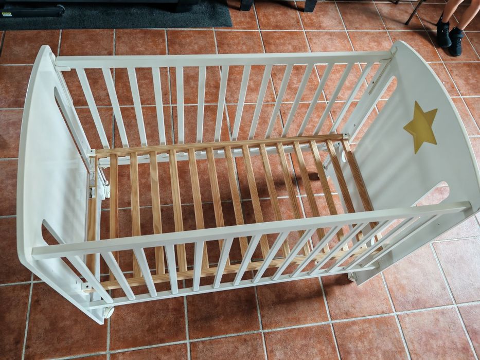 Berço de bebé com comoda