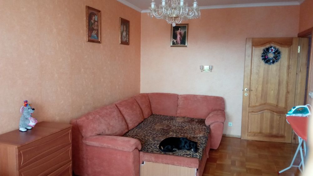 Вітальня 18м^2+лодж дівчині 10хв пішки метро, безпека, турбота,затишок
