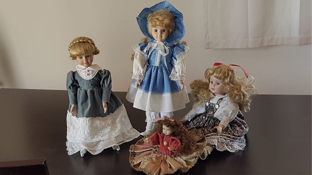 Conjunto de 4 bonecas de porcelana