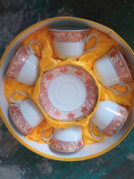 Zestaw 6 filizanek z podstawkami