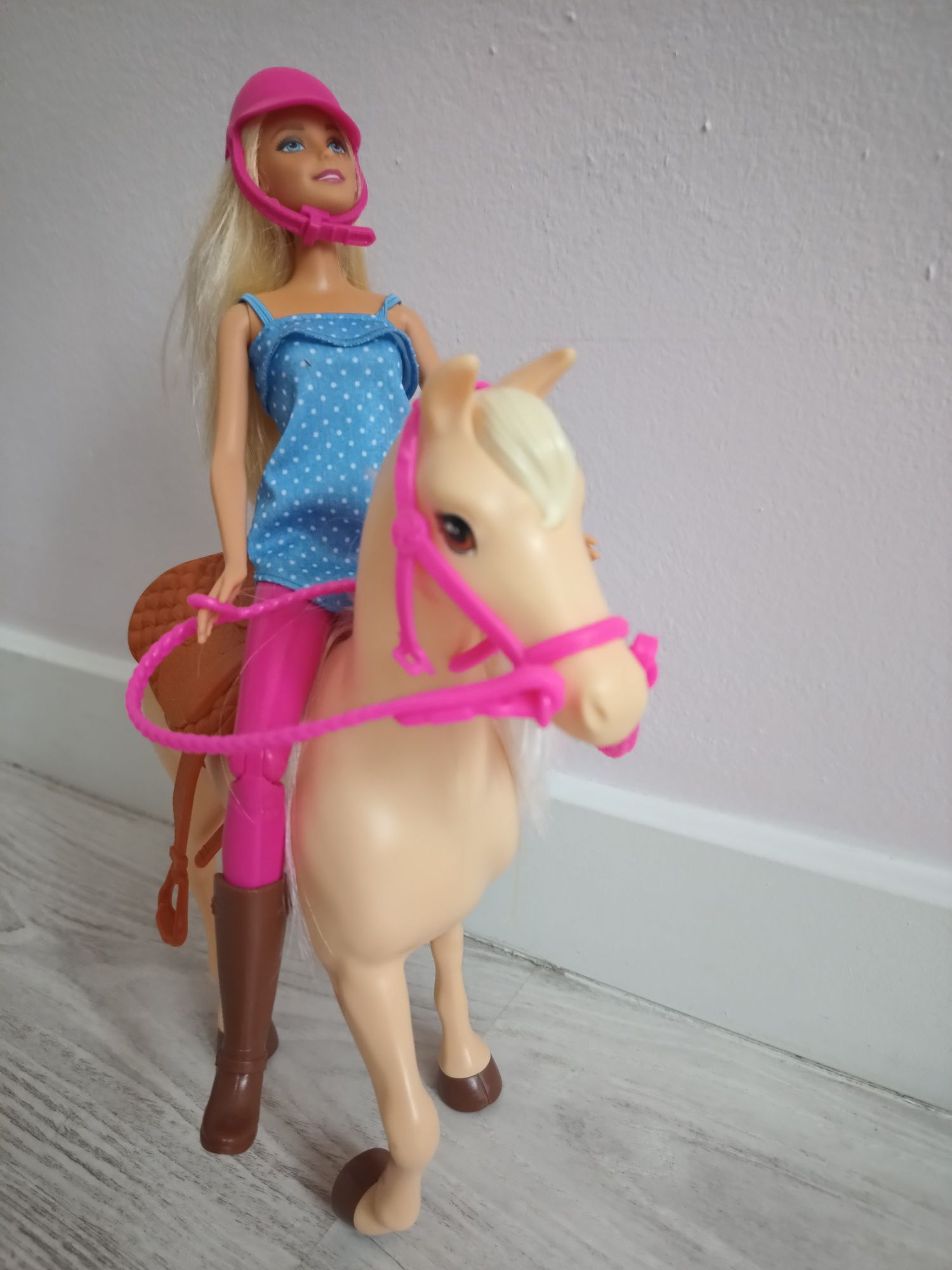 Barbie dżokejka z koniem