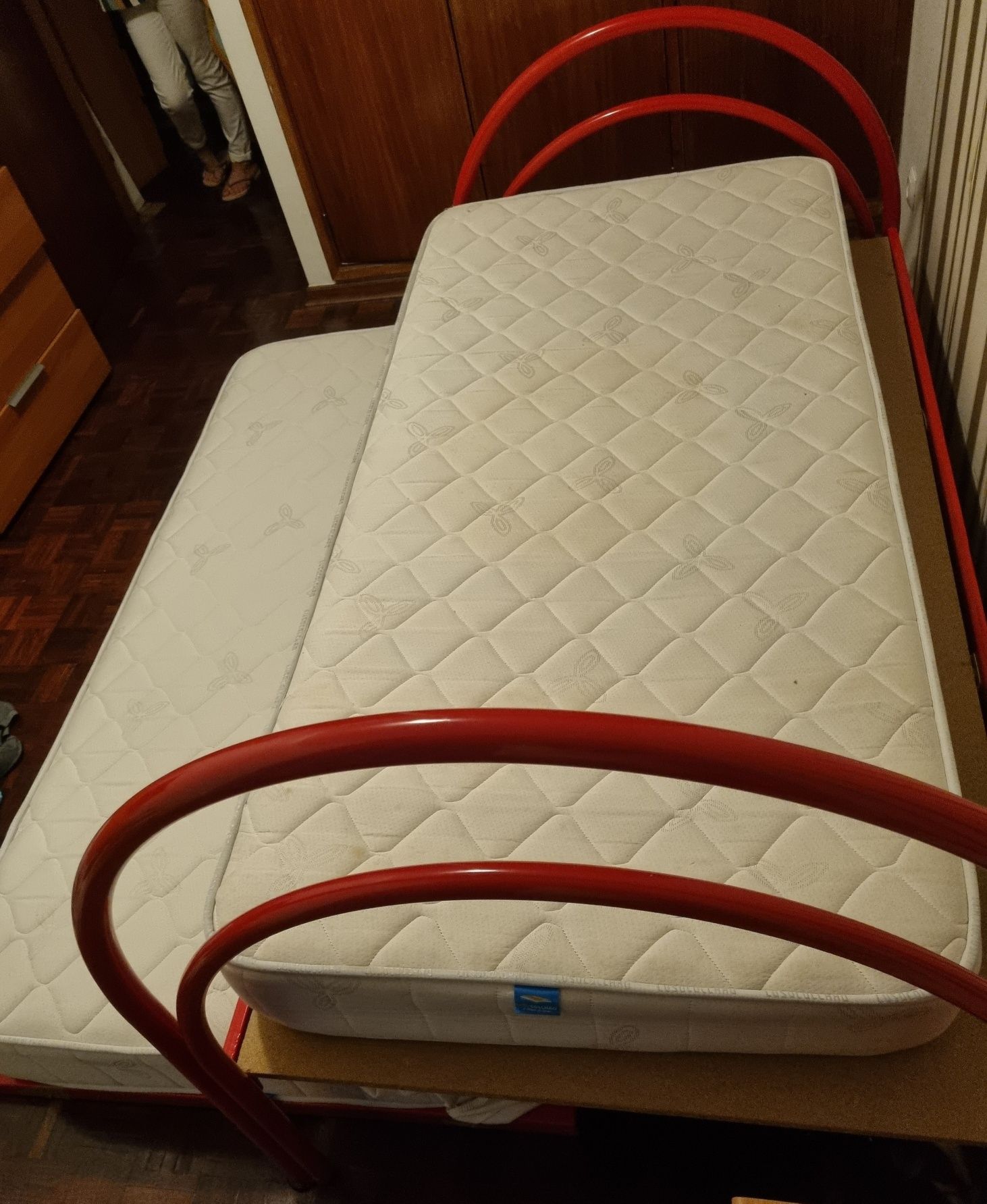 Cama com gaveta + 2 colchões