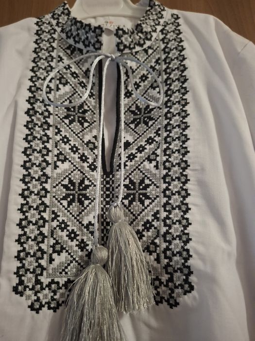 Вишиванка з орнаментом сірого кольору.
