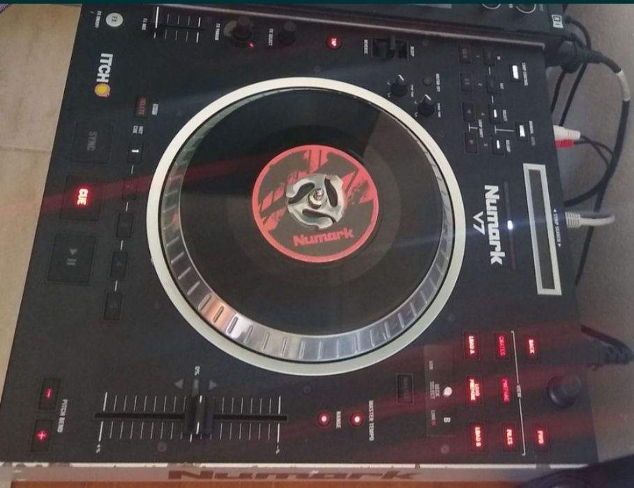 Duas  Controladoras Numark V7  Direct Drive.  O Mixer Gemini é Grátis
