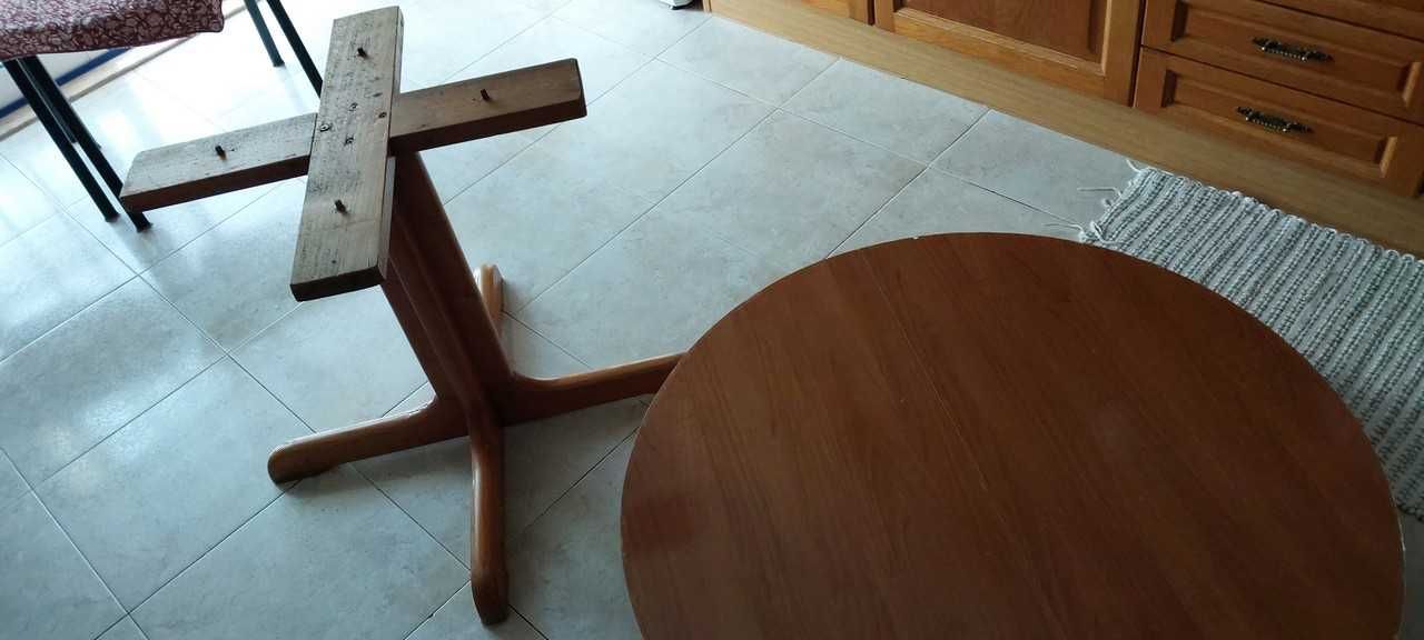 Mesa de jantar redonda extensível.