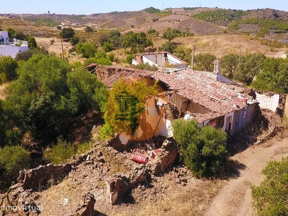 Moradia Em Ruina Com Jardim - Com 233 M2 - Em Botelhas - Castro Mar...