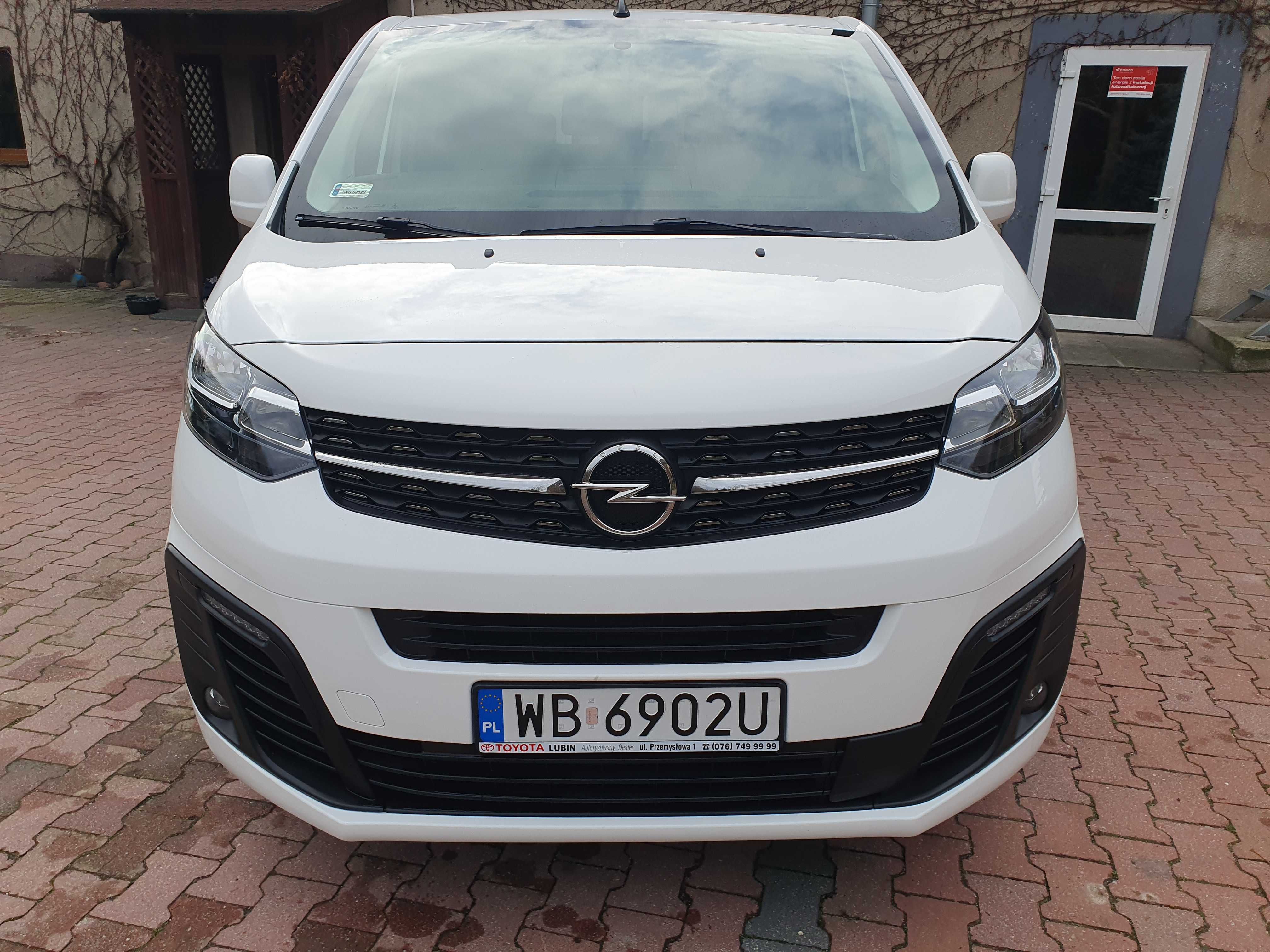 Wynajem busa 9-cio osobowego Opel Vivaro