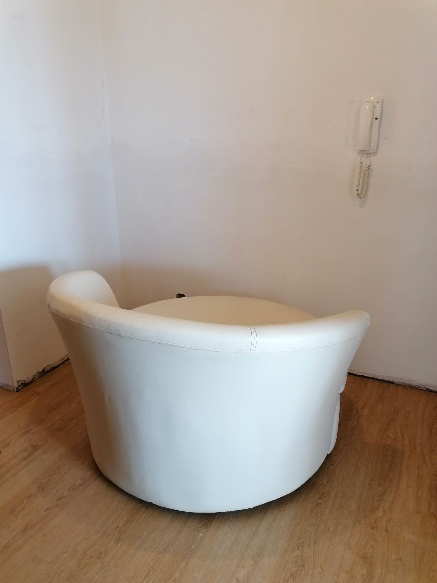 Sofá redondo cor branco creme cru Area Store
