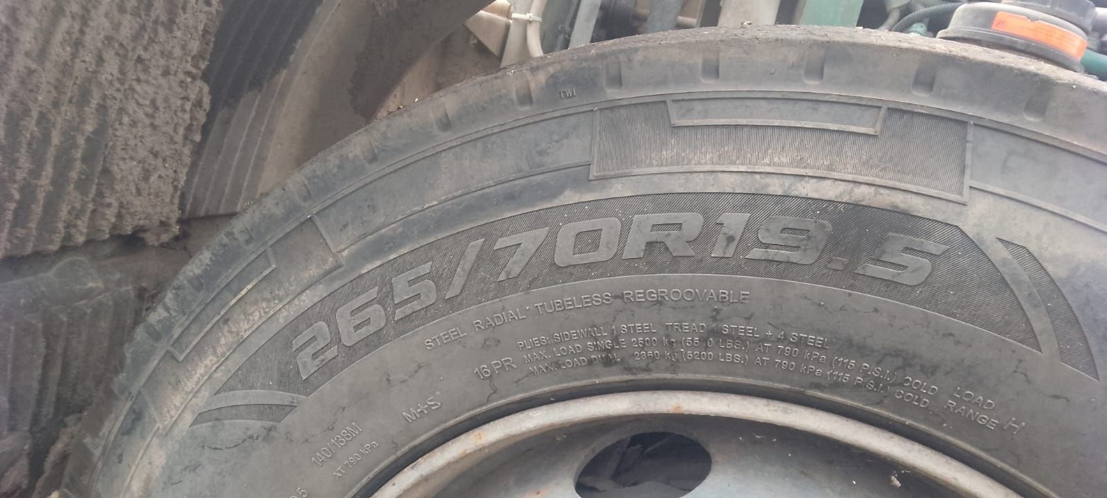Opony z felgami 265/70 R 19.5 prowadzące