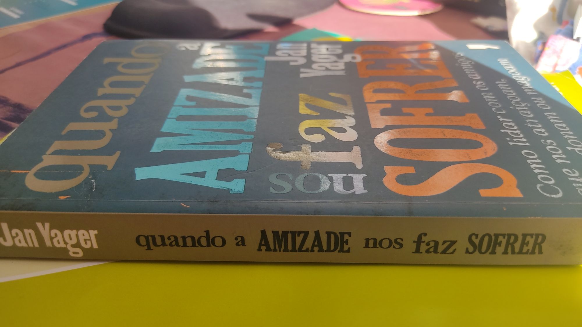 Livro Quando a amizade nos faz sofrer, de Jam Yager