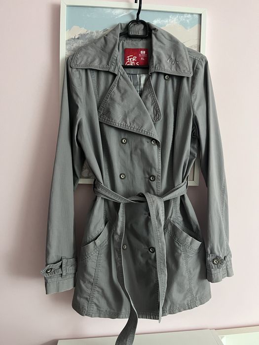 Krótki szary trencz prochowiec