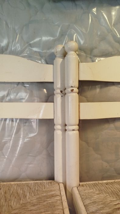 Quatro cadeiras brancas de cozinha