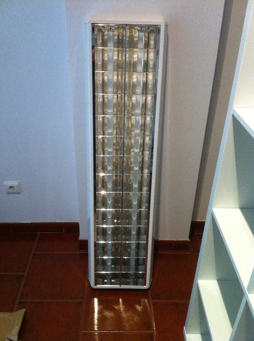 Luminárias com lâmpadas florescentes