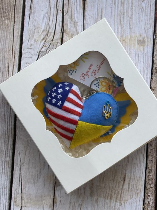 Подарунки за кордон/Брелоки з символікою будь-яких країн світу