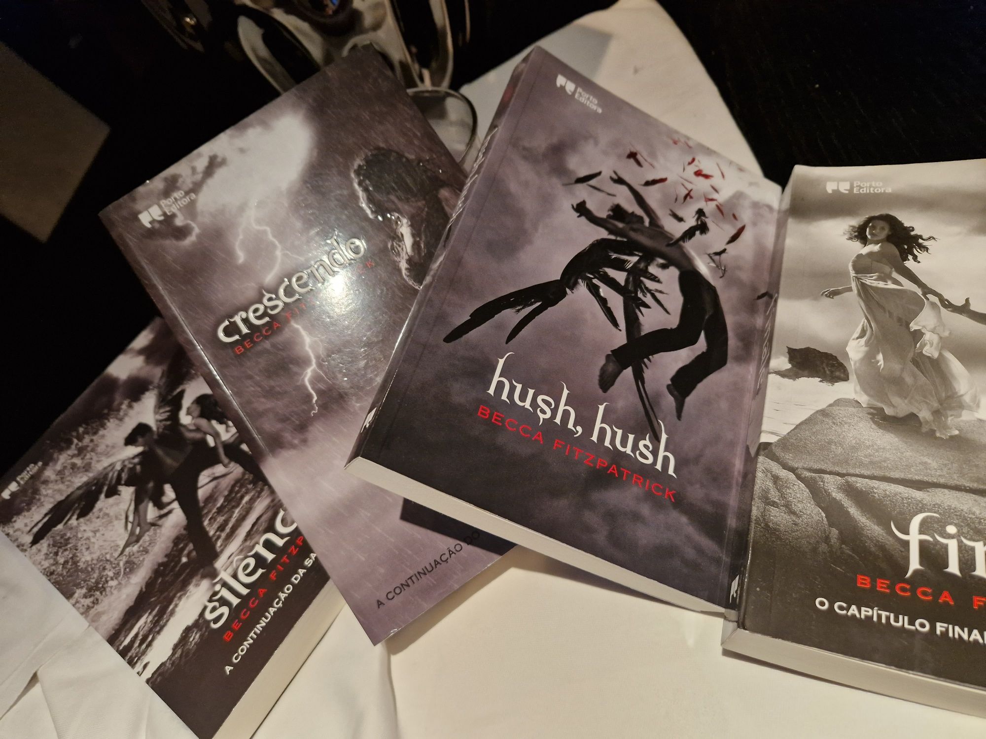 Coleção Completa 4 livros : Hush Hush