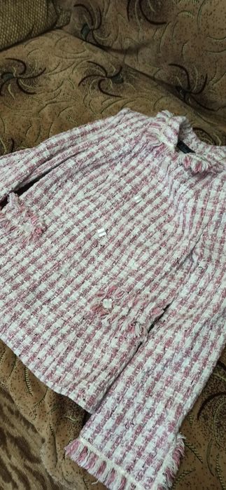 Костюм женский розово-белый, машинная вязка