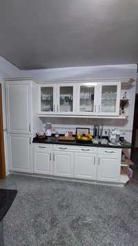 Cozinha lacada em branco e balcão de granito