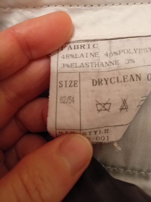 Calças de fato pretas as riscas brancas