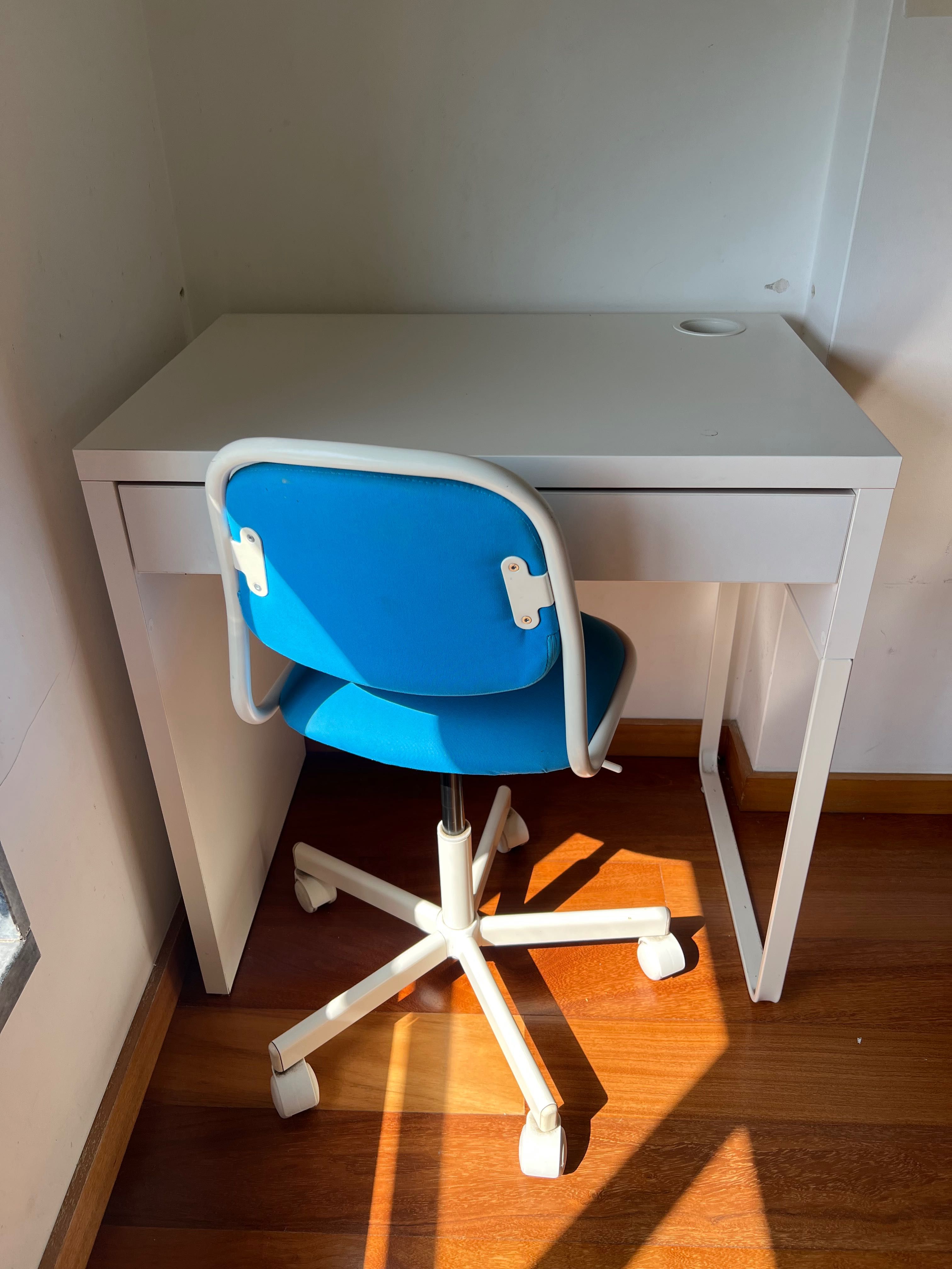 Mesa de estudos com cadeira