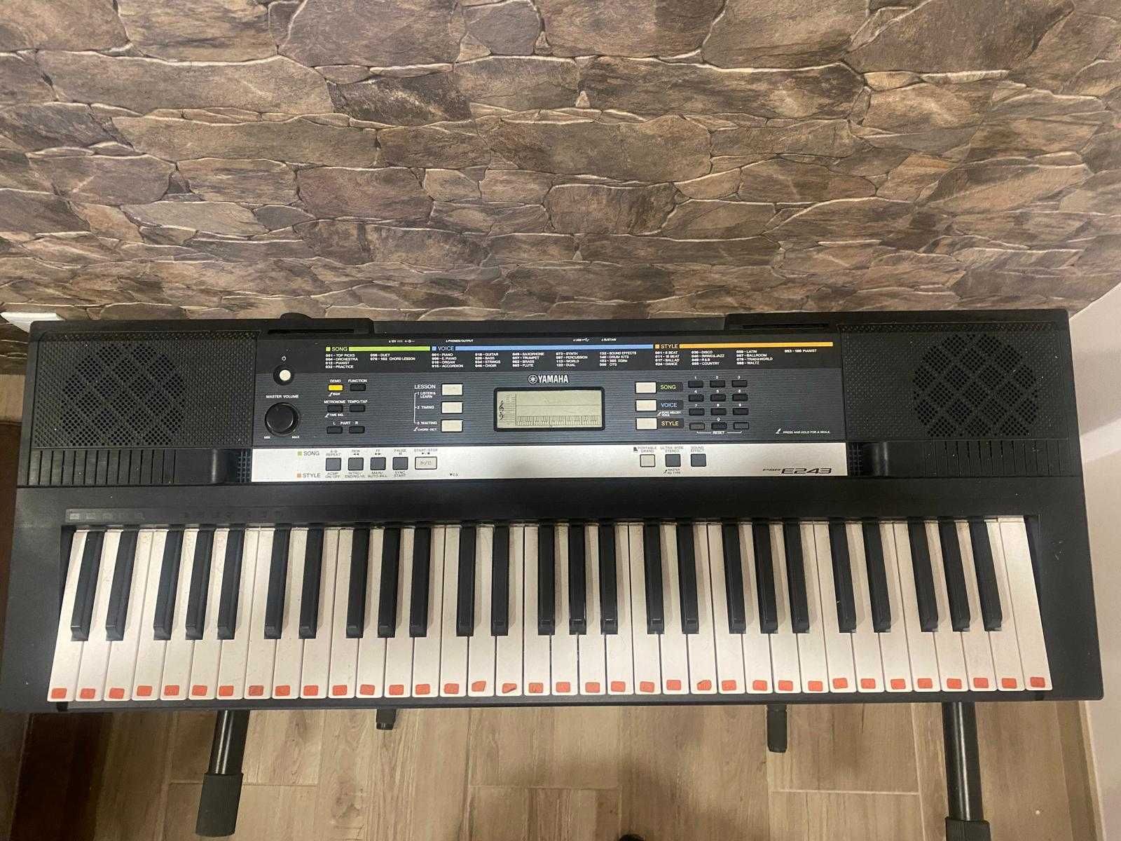 Teclado eletrónico Yamaha PSR E243 com suporte