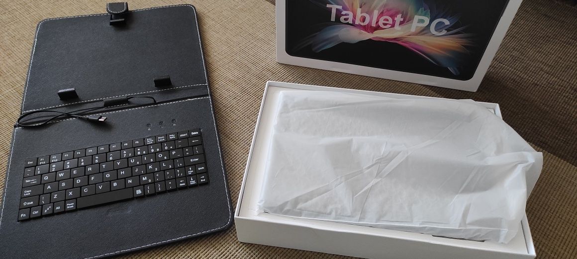 Tablet novo, com duas capas, teclado e vários acessórios