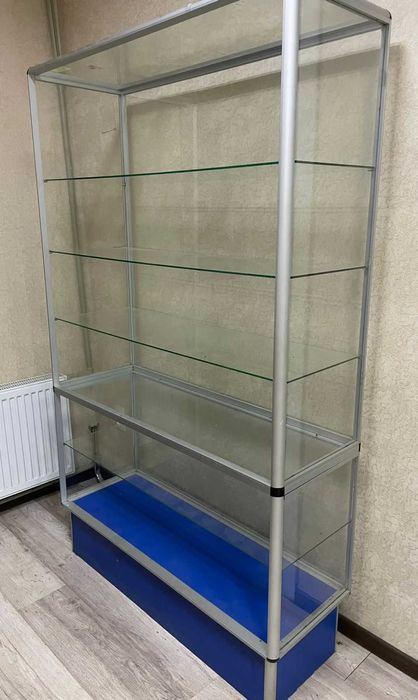 Офісні меблі(стіл, стелажі)