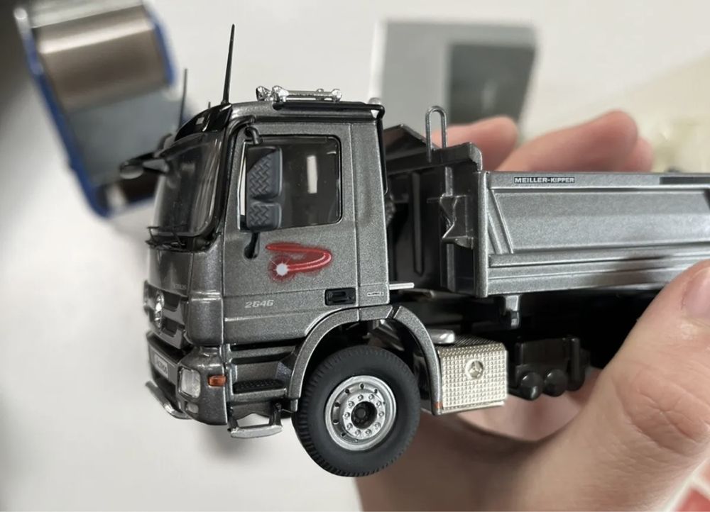 Nowy Mercedes Actros 2464 / trzy osie / 1:50 NZG      nie conrad