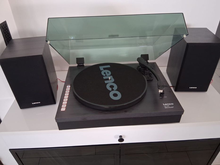 Gramofon Lenco wraz z szafką