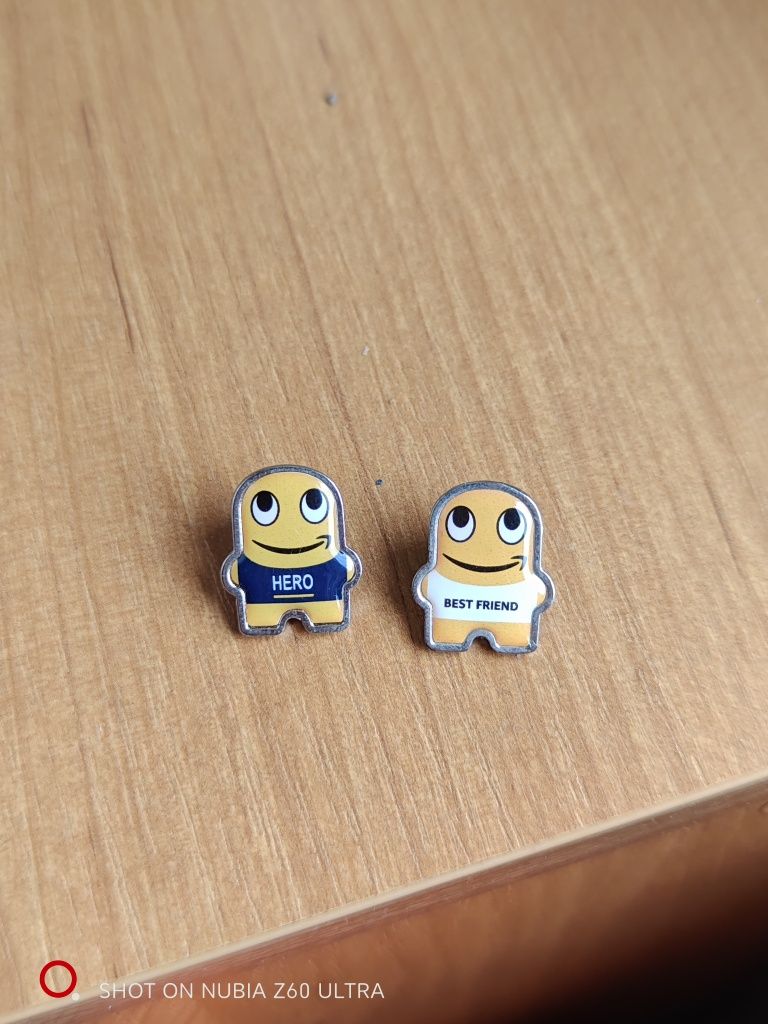 Amazon Peccy. Przypinki