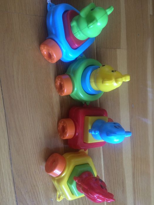 Vários brinquedos e livros infantis