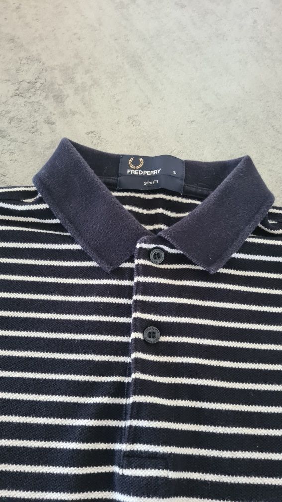 Polówka Koszulka Polo Fred Perry.  Granatowo Białe paski. Rozmiar S