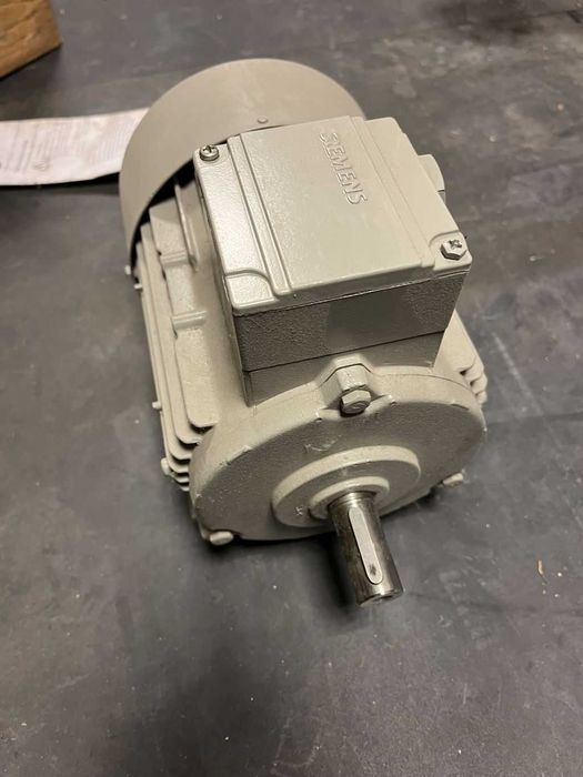 nowy SILNIK elektryczny SIEMENS 0,75kW 1-3fazy 230/400V 1395/min IP-55