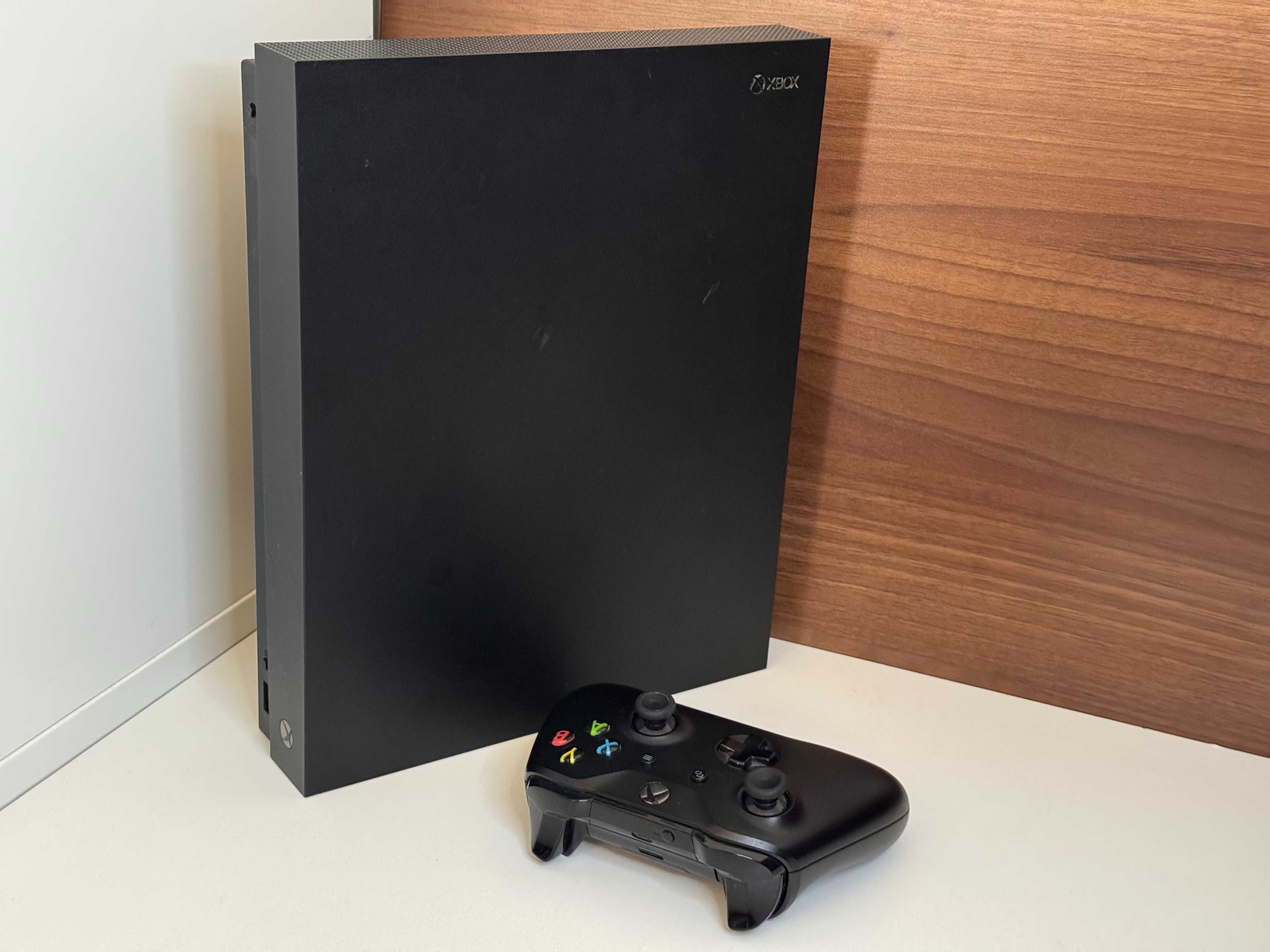 Konsola XBOX ONE X 1TB z Padem Napędem Ładowarką i Akumulatorkami