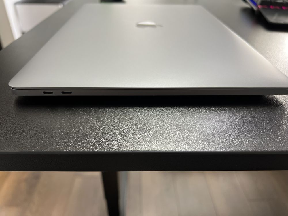Apple MacBook pro 2018 15" i7 512gb 16gb