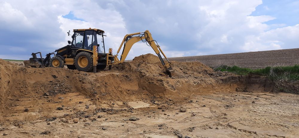 Usługi koparko ładowarką Kazimierza. Niwelacja. Koparka gąsienicowa