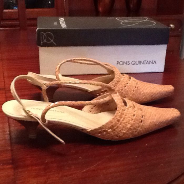 sapatos bege de pele cobra