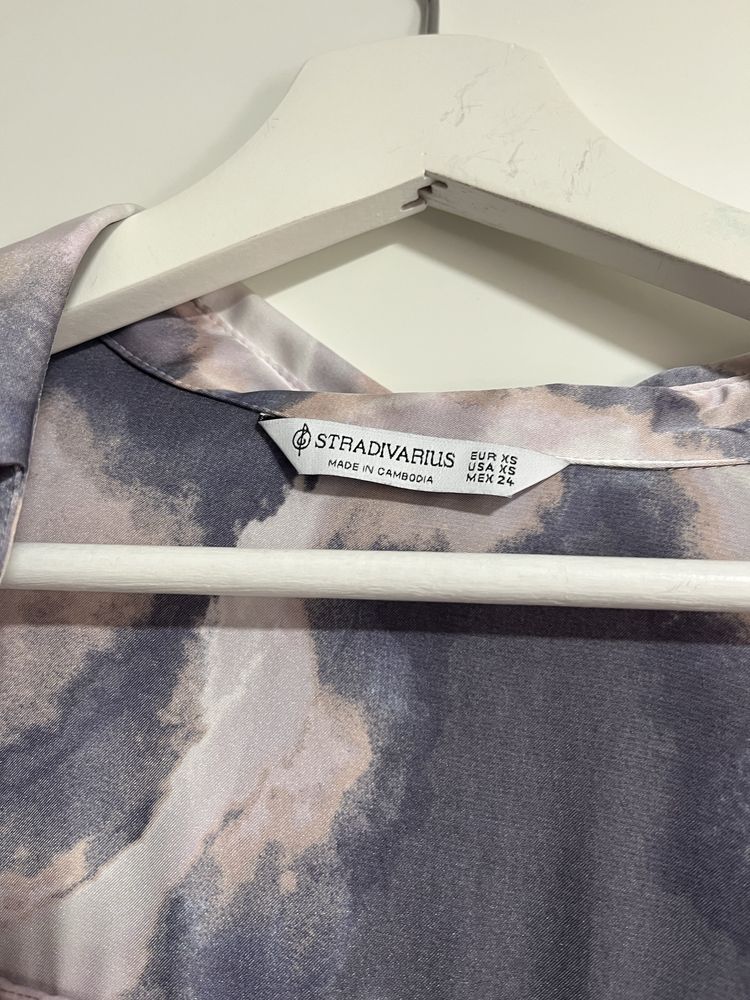 Camisa lilás e branca da Stradivarius