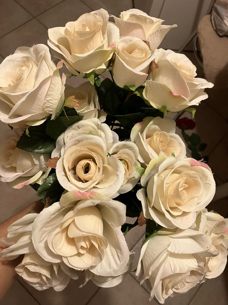 Bukiet z 18 sztucznych róż